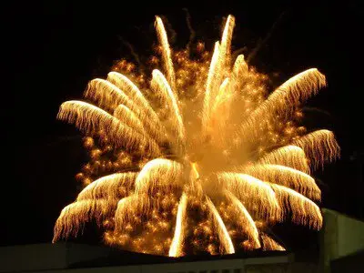 제55회 아지무 분지 축제 높이 쏘아 올려지는 불꽃이 여름 축제를 들뜨게 합니다
