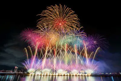 おおいた「夢」花火2026 大分市の花火大会で色とりどりの花火が夜空に咲く