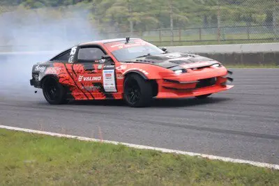 白煙を上げて疾走するドリフトマシン