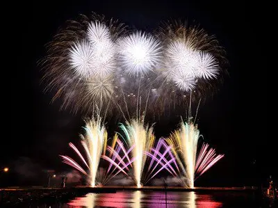 宇佐市港祭典 華麗點綴祭典首日的夜晚