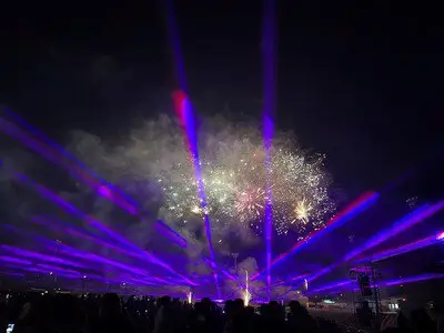 제44회 여름축제 이즈미 각쇼제 불꽃축제 — 역동적인 불꽃이 밤하늘을 수놓습니다
