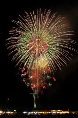 제63회 아마미축제 불꽃축제 — 밤하늘에 2,000발의 불꽃이 대형 꽃으로 피어납니다