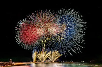 海洋博美ら海花火大会2026 赤と青の大輪が夜空を彩るクライマックス